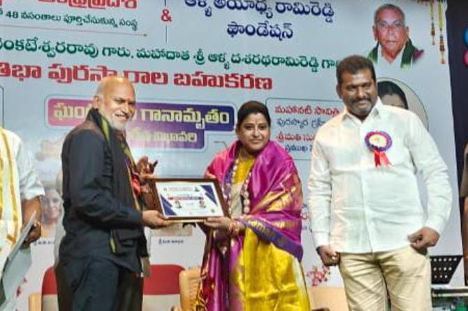 సినీ నటి సుధ కి ప్రతిభా పురస్కార్ అవార్డ్