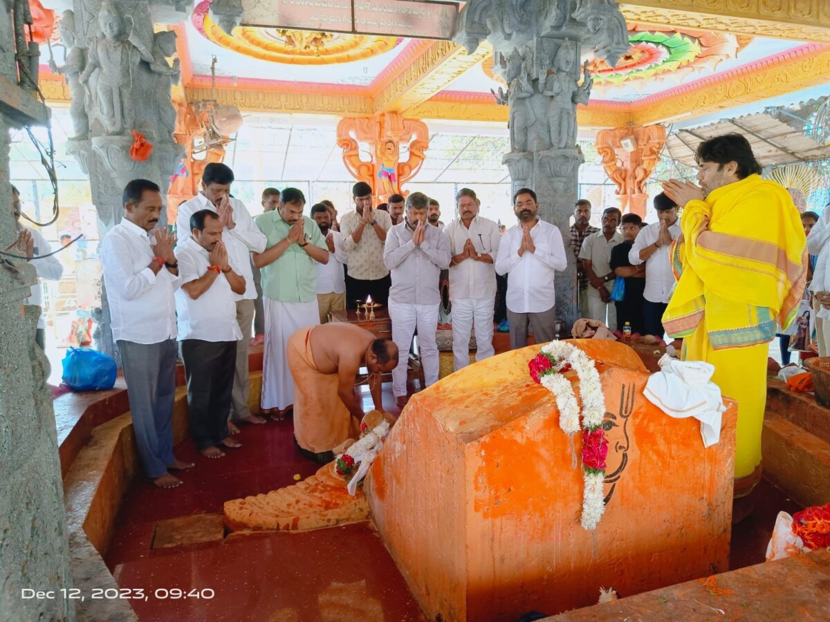 శ్రీ చాకరిమెట్ల ఆంజనేయ స్వామి వారిని దర్శించుకున్న ఎమ్మెల్సీ శంభీపూర్ రాజు