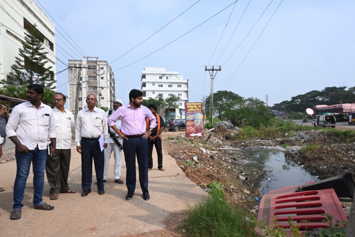 ప్రధాన కాలువల్లో పూడికతీతను క్రమం తప్పకుండా చేపట్టండి