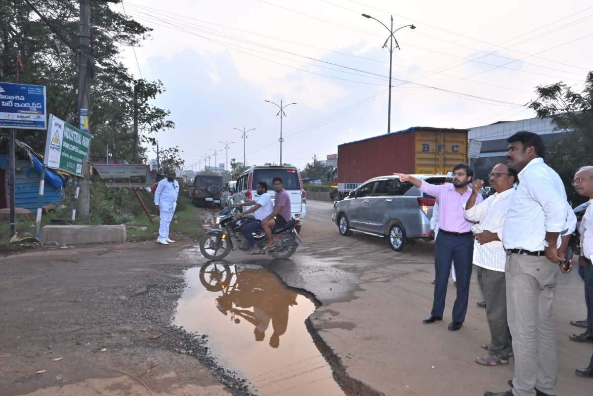 ప్రధాన రోడ్డు మార్గాల్లో ఆక్రమణలను తొలగించండి