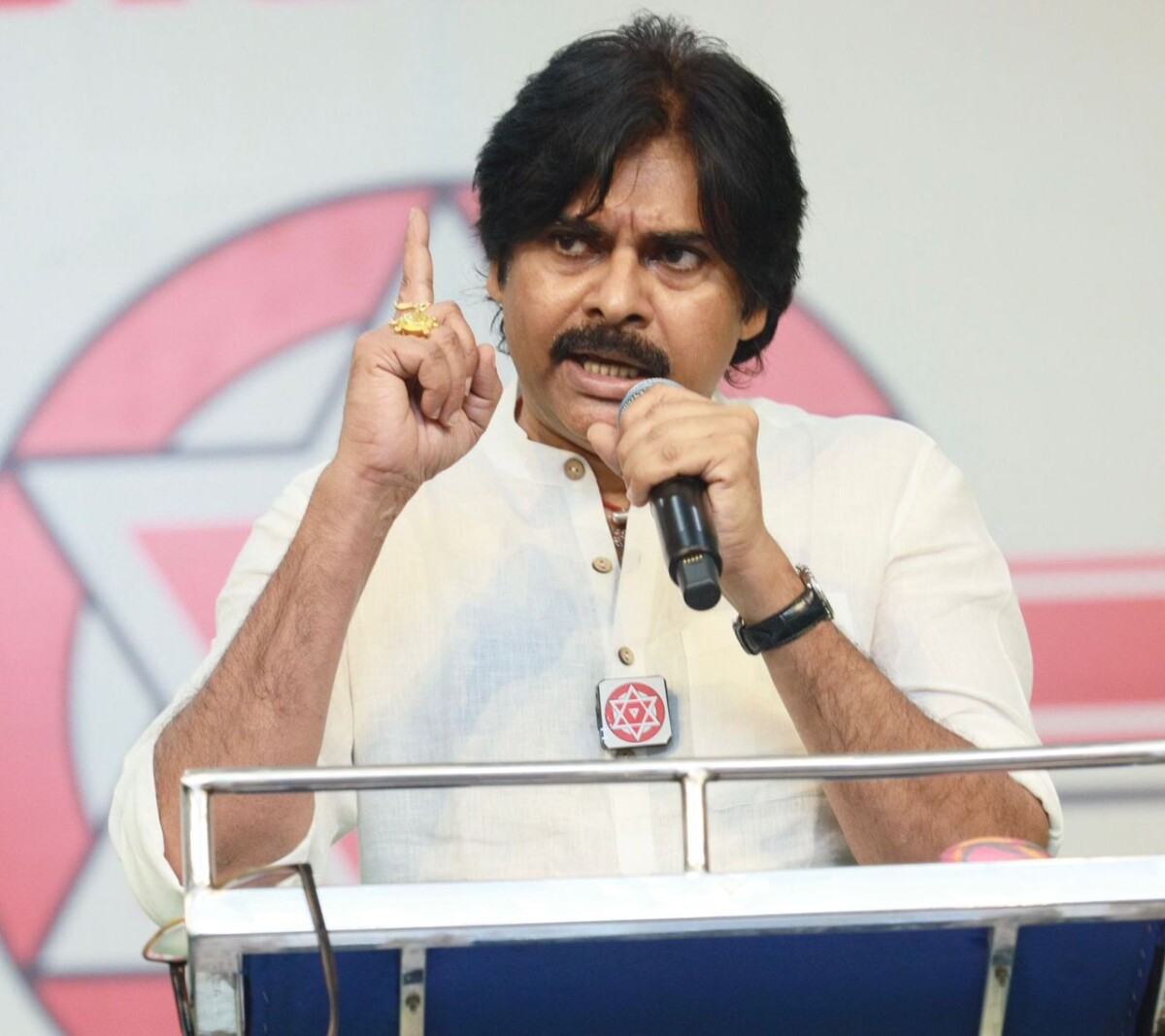 పార్టీ ముఖ్యనేతలో పవన్‌కల్యాణ్‌ చర్చలు