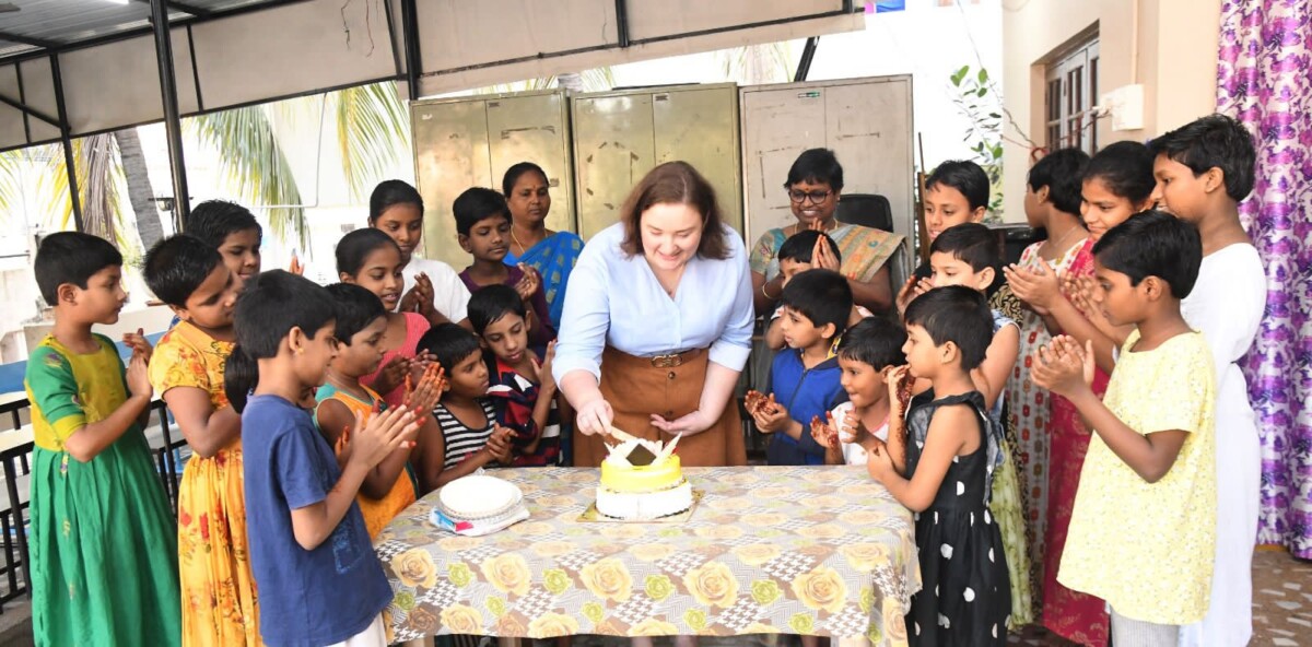 పవన్ కళ్యాణ్ సతీమణి అనా కొణిదెల హైదరాబాద్ అనాథ శరణాలయంలో క్రిస్మస్ వేడుకలు చేసుకున్నారు