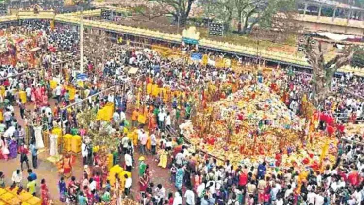 మేడారంకు పోటెత్తిన భక్తజనం.. ఆదివారం ఒక్క రోజే ఏకంగా.! ఎంతమంది వచ్చారంటే