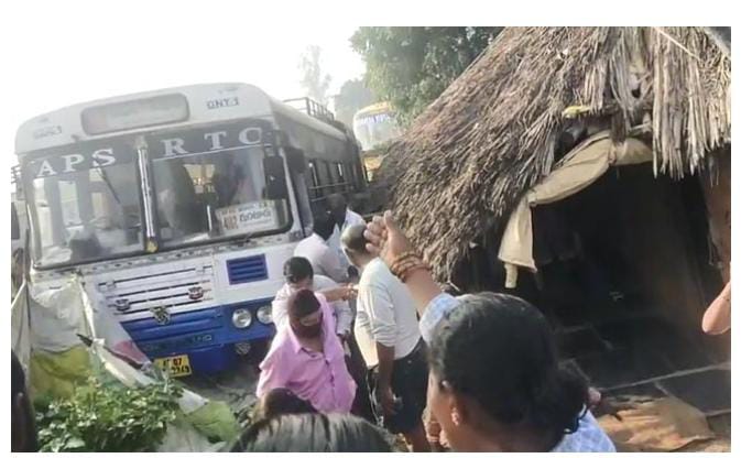 అదుపు తప్పి రోడ్డు వెంట గుడిసెలోకి వెళ్లిన ఆర్టీసీ బస్సు