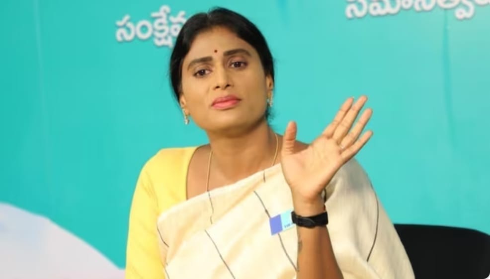 YSRTPనీ కాంగ్రెస్ పార్టీలో విలీనం చేస్తున్నట్లు నేతలకి తెలిపిన వైఎస్ షర్మిల