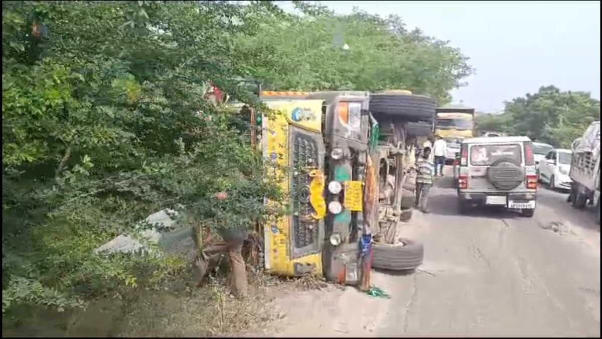 ఐలూరు వద్ద కరకట్టపై పల్టీ కొట్టిన కంకర టిప్పర్