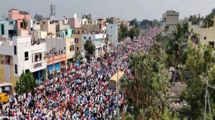 విజయవాడ ధర్నా చౌక్ లో తీవ్ర ఉద్రిక్తత.. అంగన్ వాడీల అరెస్టుకు యత్నం