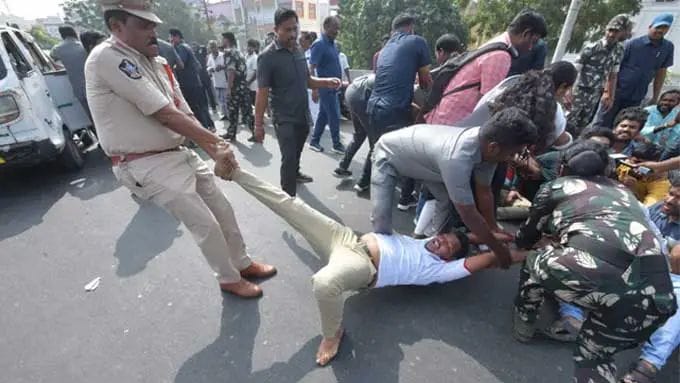 సీఎం క్యాంపు ఆఫీస్‌ ముట్టడికి నిరుద్యోగుల యత్నం.. ఉద్రిక్తత