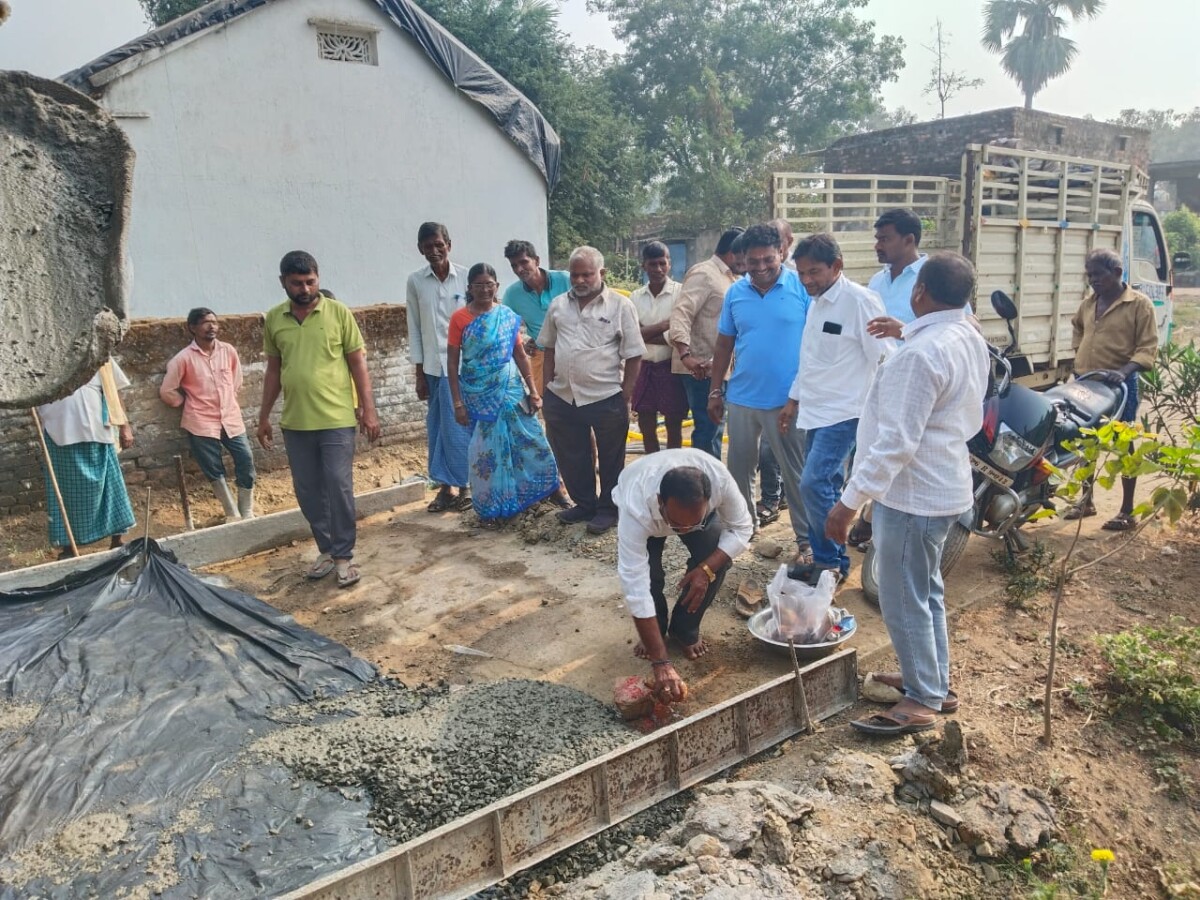 ములుగు మండలంలోని జాకారం గ్రామంలోని సీసీ రోడ్డు పనులను ప్రారంభించిన ములుగు జిల్లా కిసాన్ కాంగ్రెస్ అధ్యక్షులు గొల్లపెల్లి రాజేందర్ గౌడ్