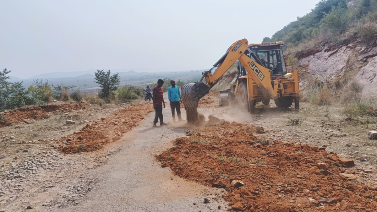 సొంత నిధులతో గ్రామాల రోడ్డు సమస్యను తీర్చిన ఇన్చార్జి చంద్రశేఖర్