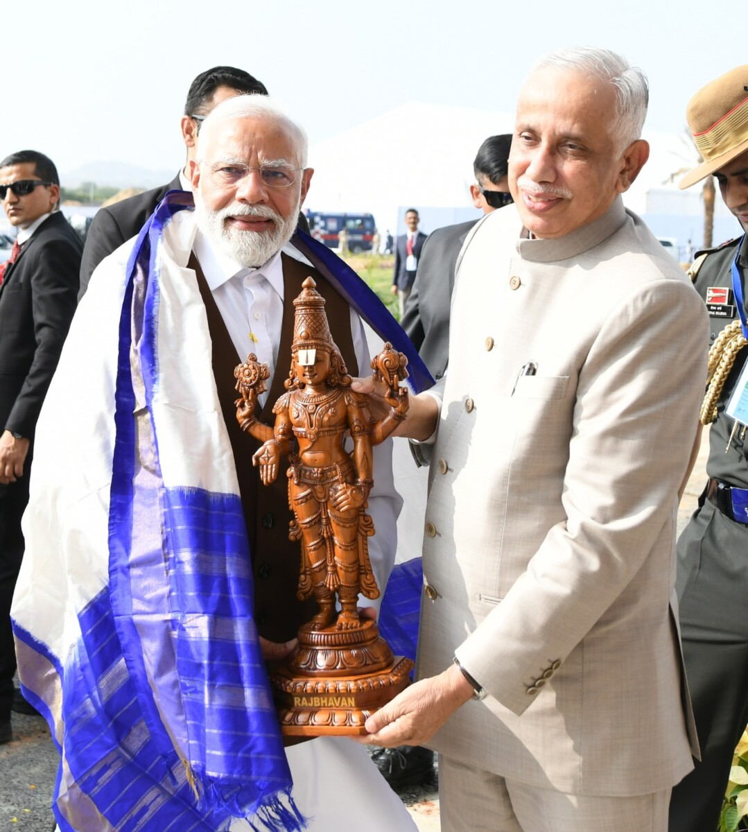 ప్రధాని మోడీకి స్వాగతం పలుకుతున్న గవర్నర్ అబ్దుల్ నజీర్