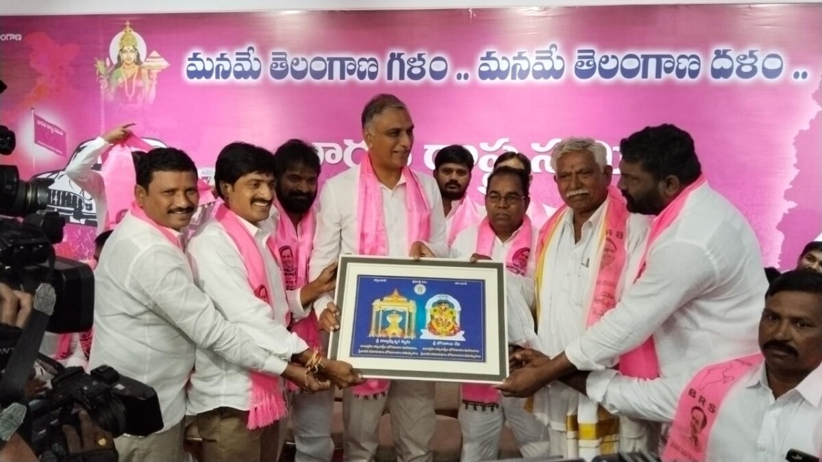 తన్నీరు హరీష్ రావు కి జోగులాంబ వారి చిత్రపటాన్ని బహుకరించిన