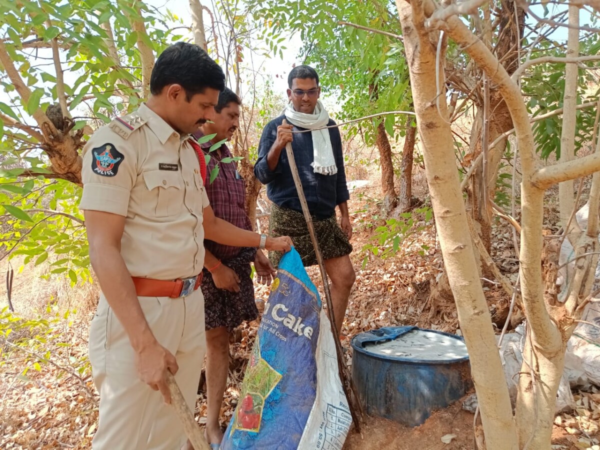 నాటు సారా తయారీ స్థావరంపై యాడికి UPS పోలీసుల దాడులు