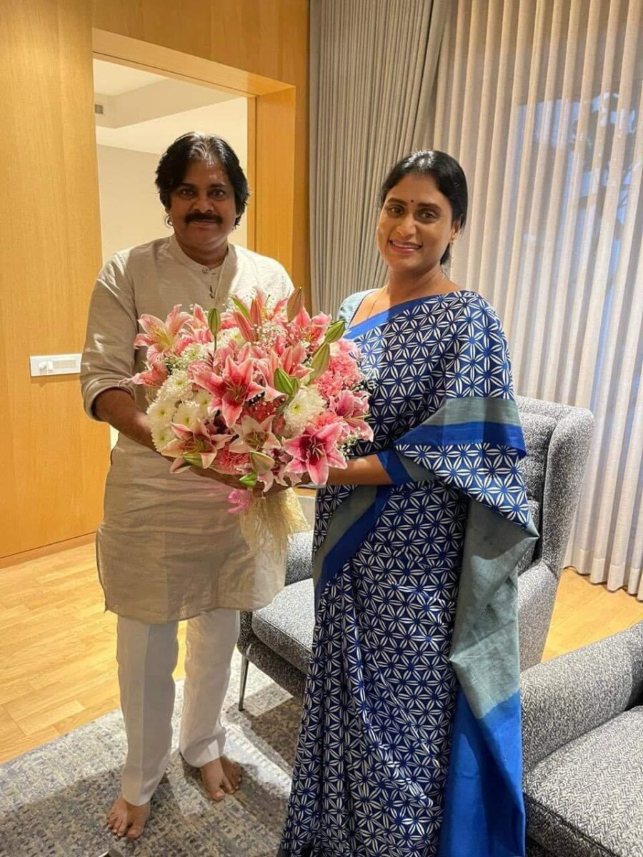 తన కుమారుడు రాజారెడ్డి వివాహ పత్రిక పవన్ కళ్యాణ్ కి ఇవ్వడానికి వచ్చిన షర్మిల