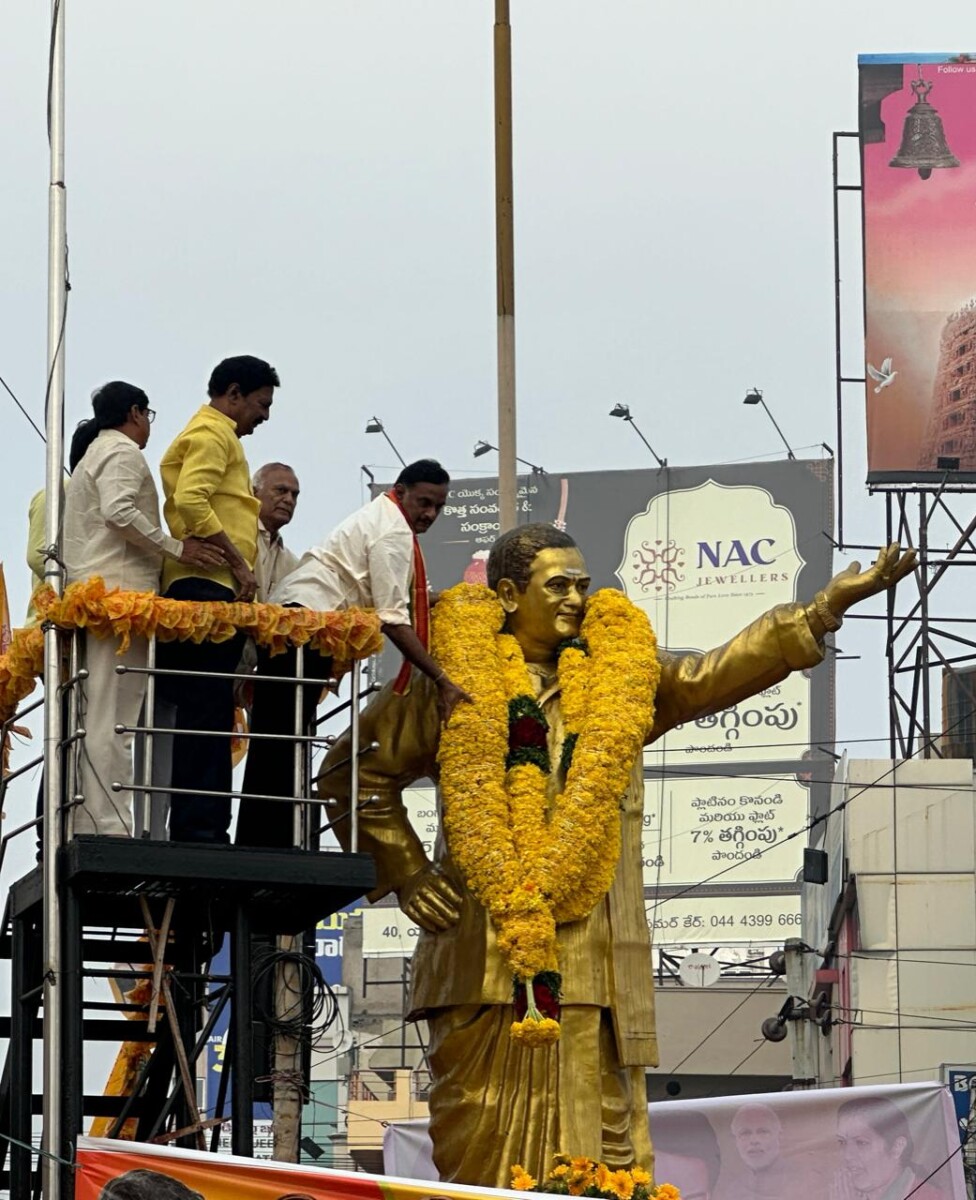 విజయవాడ పట్టమట్లో ఎన్టీఆర్ సర్కిల్ వద్ద ఎన్టీఆర్ విగ్రహానికి ఘనంగా నివాళులర్పించిన టిడిపి నేతలు