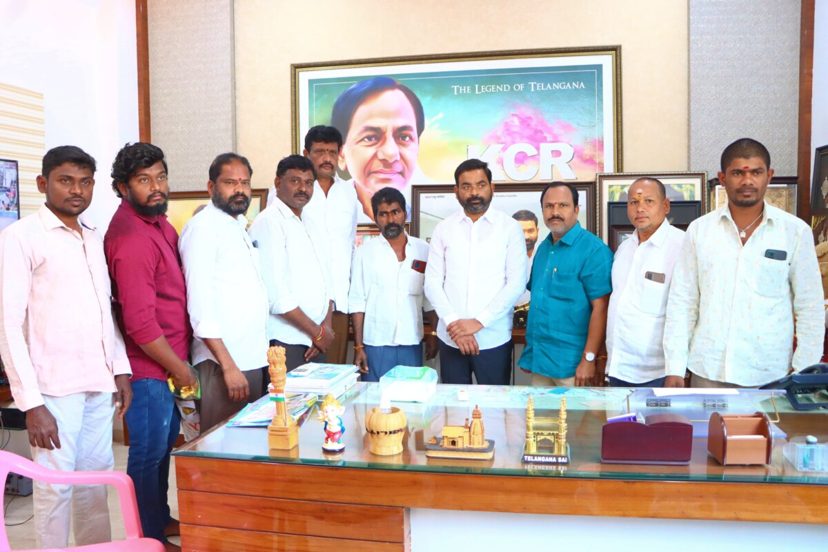 ఎమ్మెల్సీ శంభీపూర్ రాజు ని కలిసిన ప్రజలు