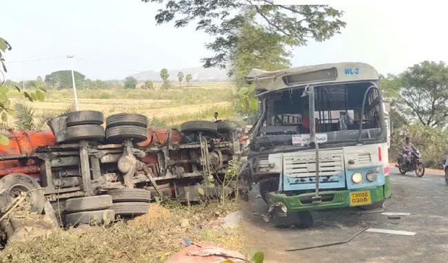 ఆర్టీసీ బస్సు, ఆయిల్‌ ట్యాంకర్‌ ఢీ: 12మందికి గాయాలు