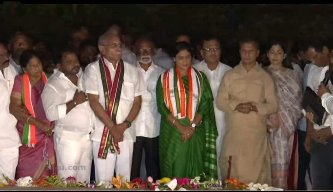 ఇడుపుల పాయ YSR ఘాట్ వద్ద కాంగ్రెస్ కండువా ఉంచి నివాళులు అర్పించిన వైఎస్ షర్మిలా రెడ్డి