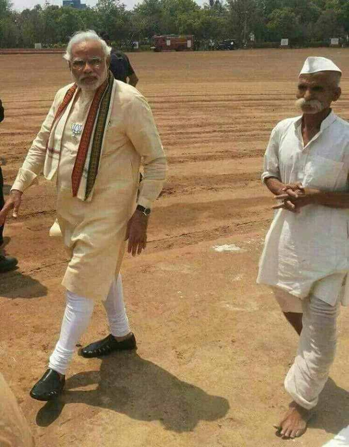 Can you believe the bare footed person in dhoti un-ironed zabhbha and topi, walking along side PM