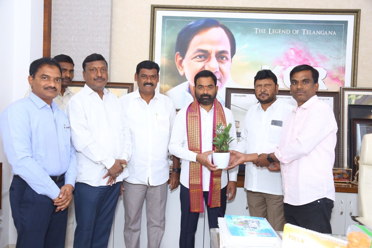 ఎమ్మెల్సీ శంభీపూర్ రాజు ని కలిసిన ప్రజలు