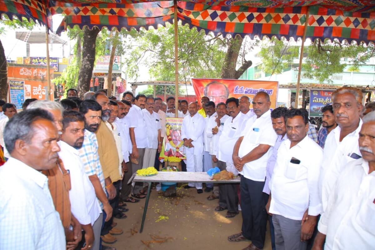 పరిటాల రవి 19వ వర్ధంతి కీ నివాళులర్పించిన మాలోత్ రాందాస్ నాయక్