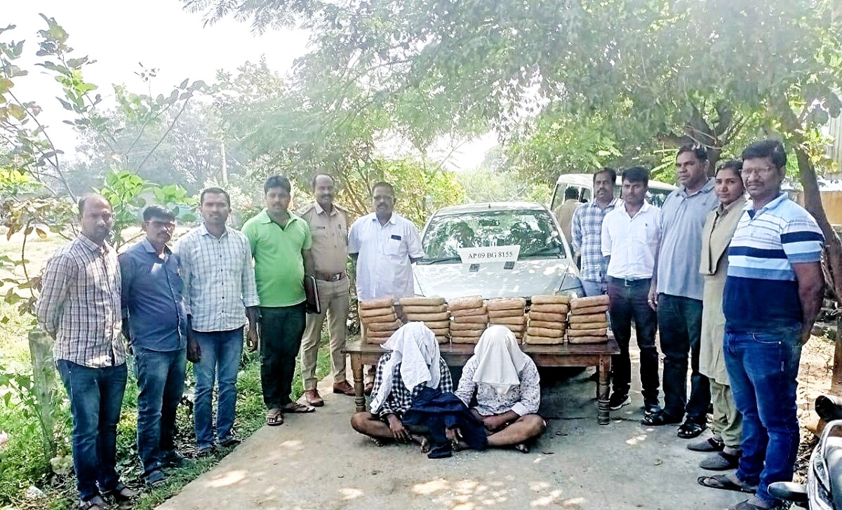 11 లక్షల విలువైన గంజాయిని పట్టుకున్న పోలీసులు