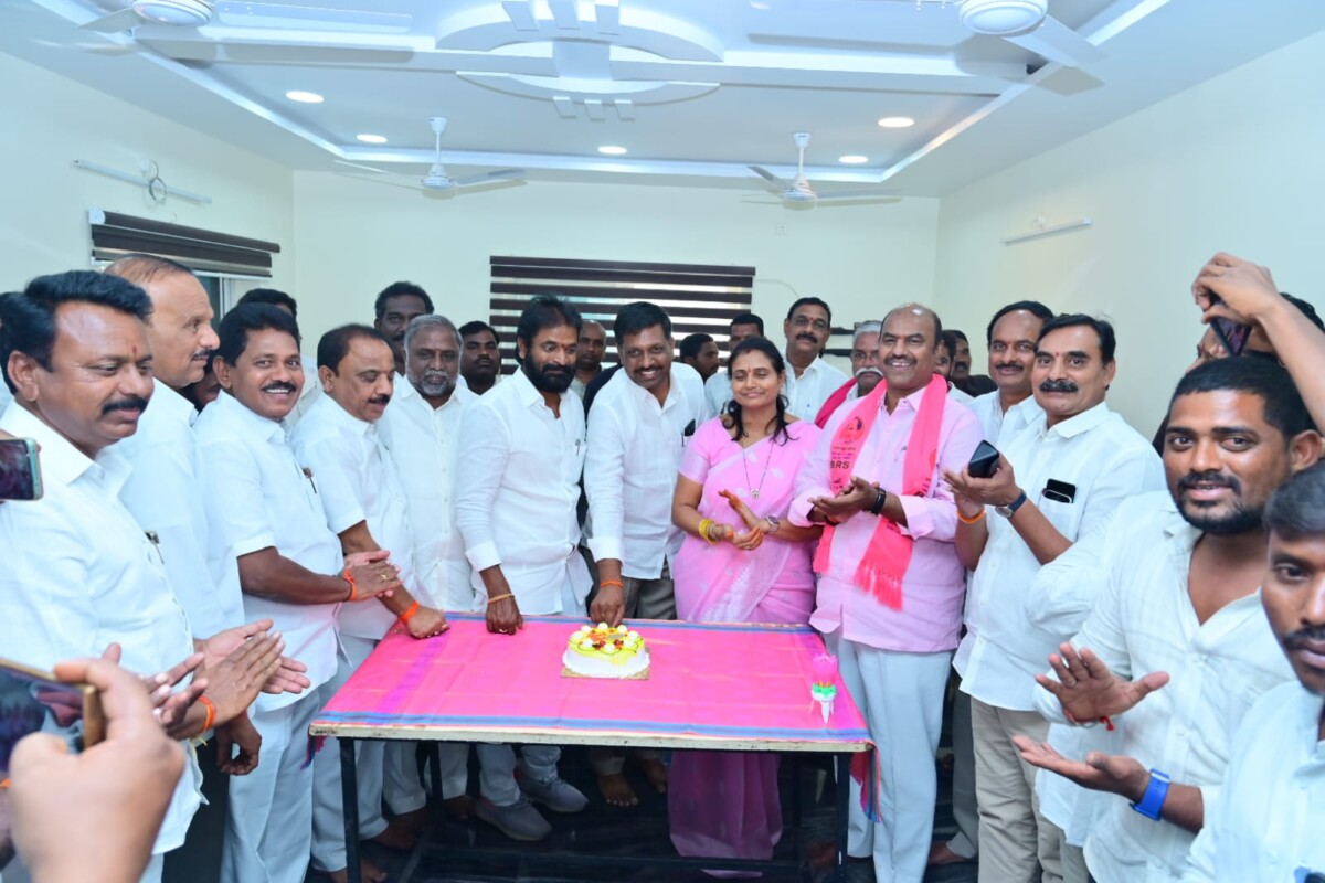 ధరూర్ వైఎస్ ఎంపీపీ కీ జన్మదిన శుభాకాంక్షలు తెలిపిన ఎమ్మెల్యే దంపతులు మాజీ మంత్రి