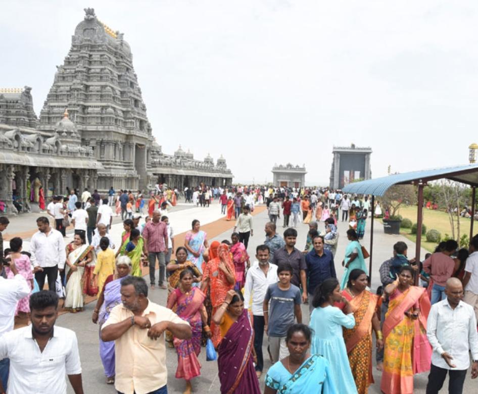 యాదాద్రి లక్ష్మీనరసింహస్వామి ఆలయంలో భక్తుల రద్దీ