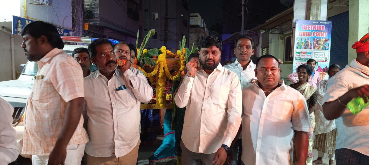 191 ఎన్టీఆర్ నగర్ ముత్యాలమ్మ అమ్మవారి 2వ వార్షికోత్సవ సందర్బంగా పల్లకి సేవలో పాల్గొన డిప్యూటీ మేయర్