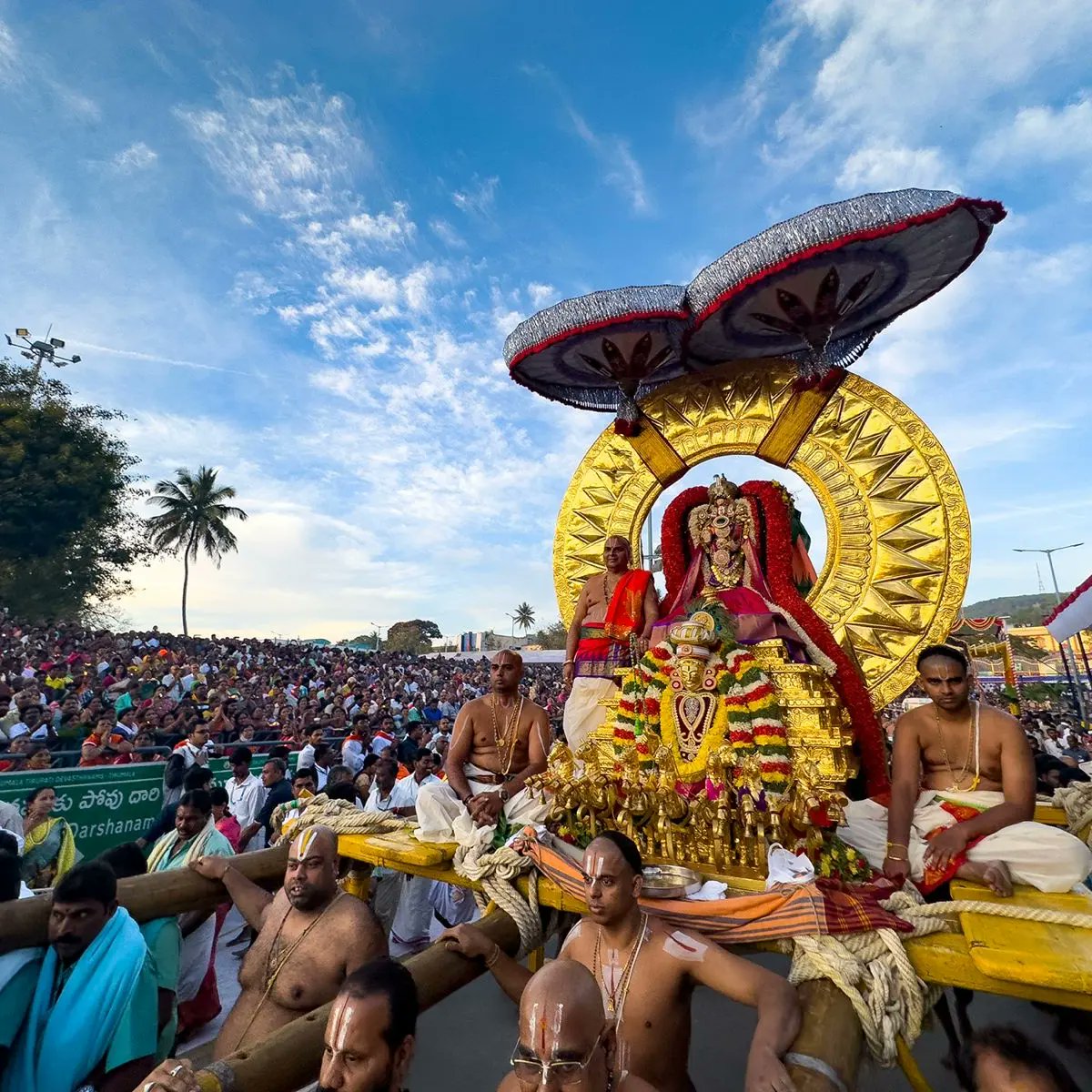 తిరుమలలో భక్తుల రద్దీ కొనసాగుతోంది