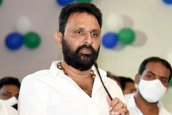 టికెట్ ఎవరికో జగన్ చెపుతారు.. పకోడీగాళ్లకు ఏం సంబంధం?: కొడాలి నాని ఫైర్