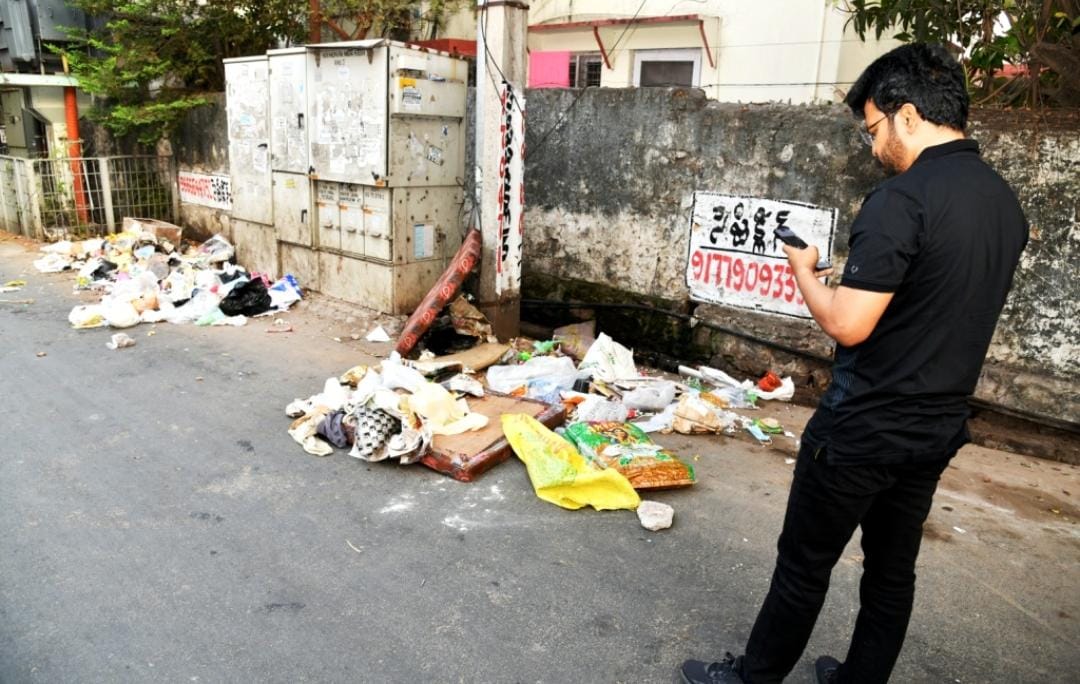 రోడ్లపై వ్యర్ధాలు లేకుండా పరిశుభ్రపరచండి