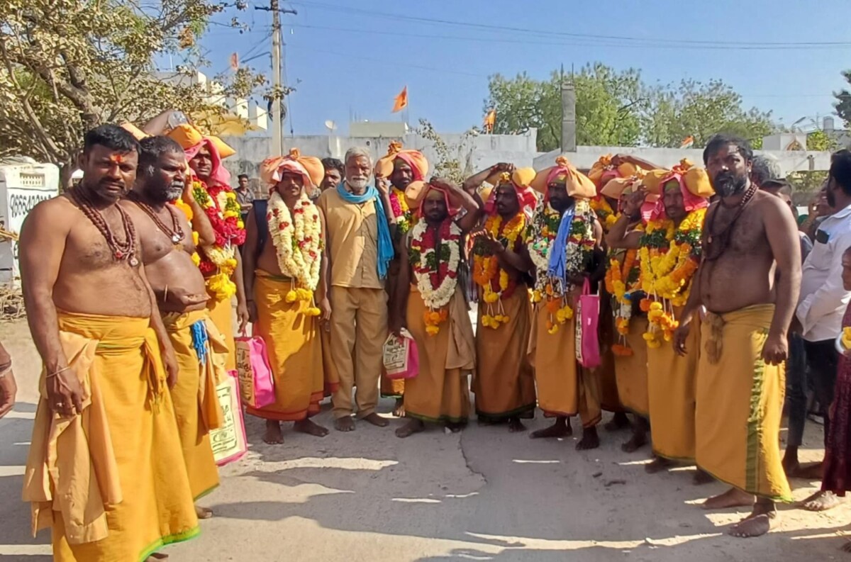 జ్యోతిర్ముడితో శ్రీశైలం కి బయలుదేరిన శివస్వాములు