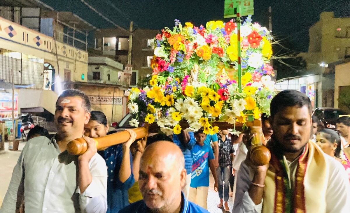 మహా శివరాత్రి పండుగను పురస్కరించుకుని పల్లకి సేవలో పాల్గొన్న కౌన్సిలర్ శ్రీనివాస్ రెడ్డి