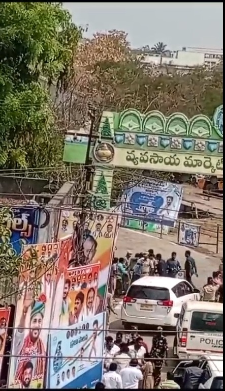 ఏ ఎస్ పి పారితోష్ పంకజ్ కు గాయాలు ఆసుపత్రికి తరలించారని సమాచారం