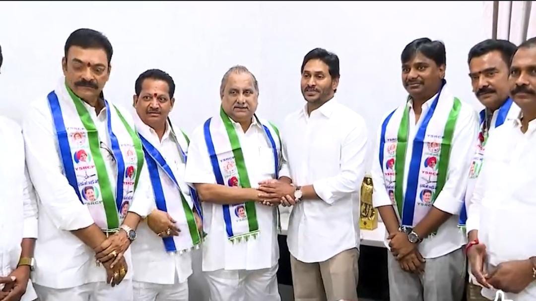 సీఎం క్యాంప్‌ కార్యాలయంలో ముఖ్యమంత్రి వైఎస్‌ జగన్‌ సమక్షంలో వైఎస్‌ఆర్‌ కాంగ్రెస్‌ పార్టీలో చేరిన కాపు ఉద్యమనేత ముద్రగడ పద్మనాభం, ఆయన కుమారుడు గిరి