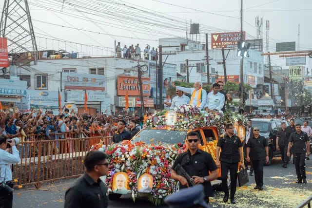 మోడీ రోడ్‌షోలో పిల్లలు.. కలెక్టర్ విచారణ