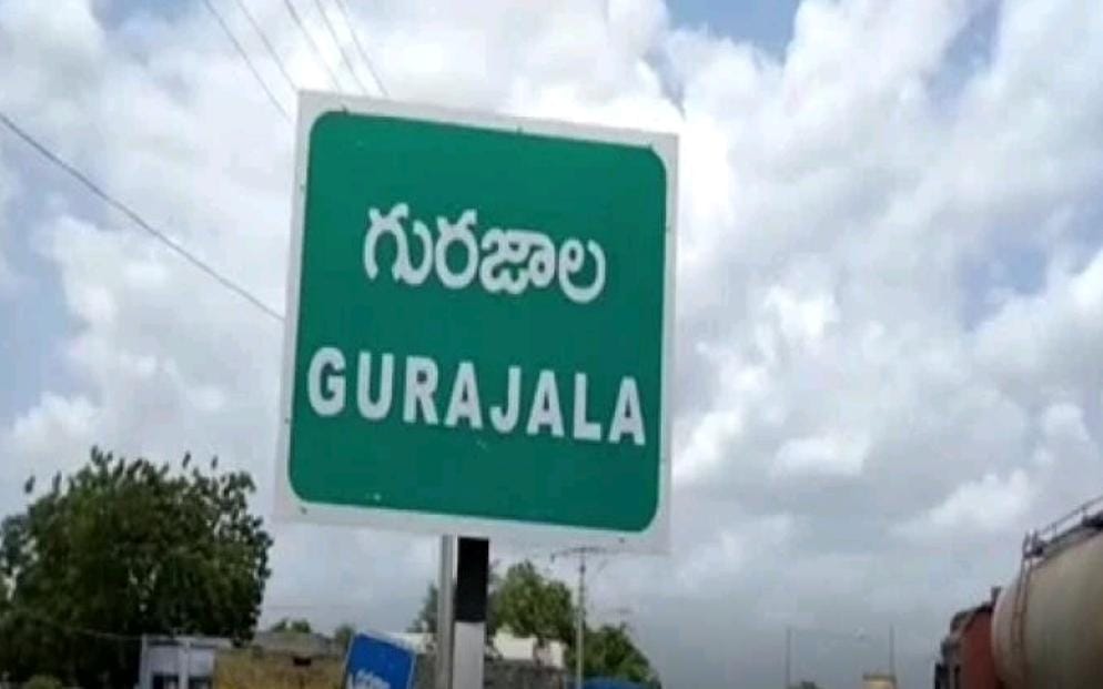 కరపత్రాలు పంచిన వాలంటీర్.. విధుల నుంచి తొలగింపు