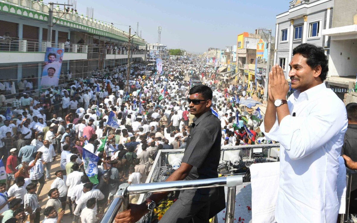 ఇడుపులపాయ వైఎస్ఆర్ ఘాట్ ను సందర్శించి బస్సు యాత్ర షురూ చేసిన సీఎం