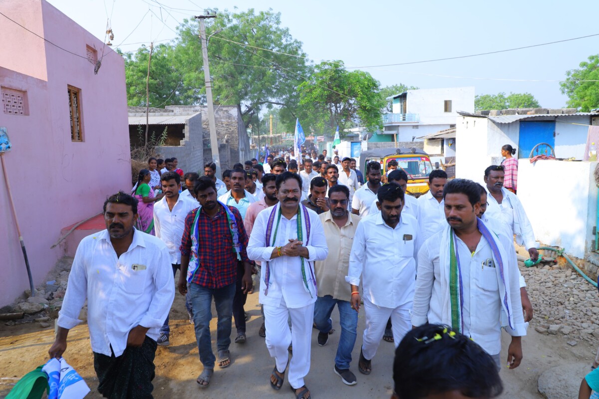 మండుటెండని సైతం లెక్క చేయకుండా బ్రహ్మన్న ప్రచారం లో పాల్గొన్న ప్రజలు