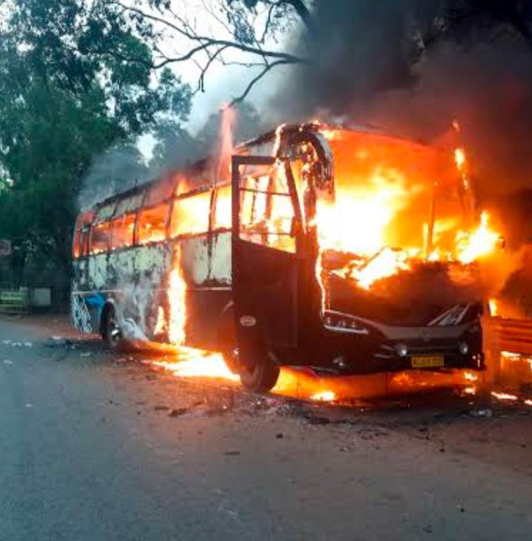 శ్రీకాళహస్తి-తిరుపతి హైవేపై బస్సు దగ్ధం