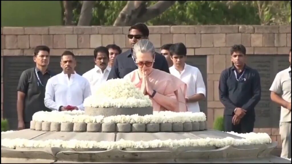 Sonia Gandhi pays tribute to Rajiv Gandhi