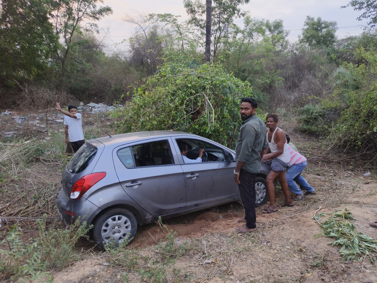 రాత్రిపూట వాహనాలు అదుపుతప్పి ప్రమాదాలకు గురవుతున్నాయి