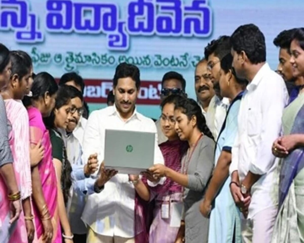 ఫీజు చెల్లించని తల్లులకు ప్రభుత్వం నోటీసులు