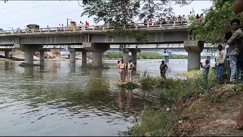 Youth Drowned : బాపట్ల మండలం నాగరాజు కాలువ వద్ద నలుగురు యువకులు గల్లంతు