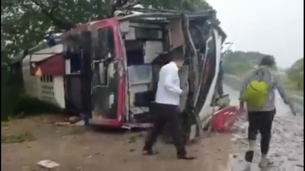 Fatal road accident.. Bus overturned, woman died