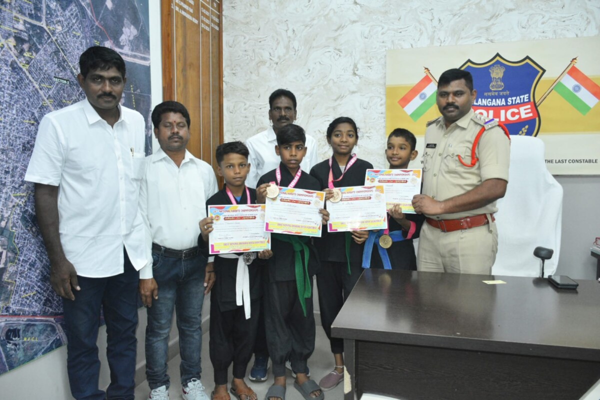 Karate Competitions : కరాటి పోటీల్లో గెలుపొందిన విద్యార్థులను అభినందించిన వన్ టౌన్ సిఐ ఇంద్రసేనారెడ్డి