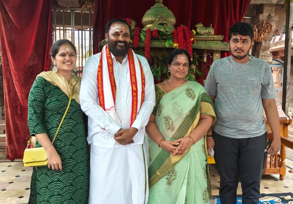 The MLA couple of Peddapalli who visited Mahanandeshwara Swami