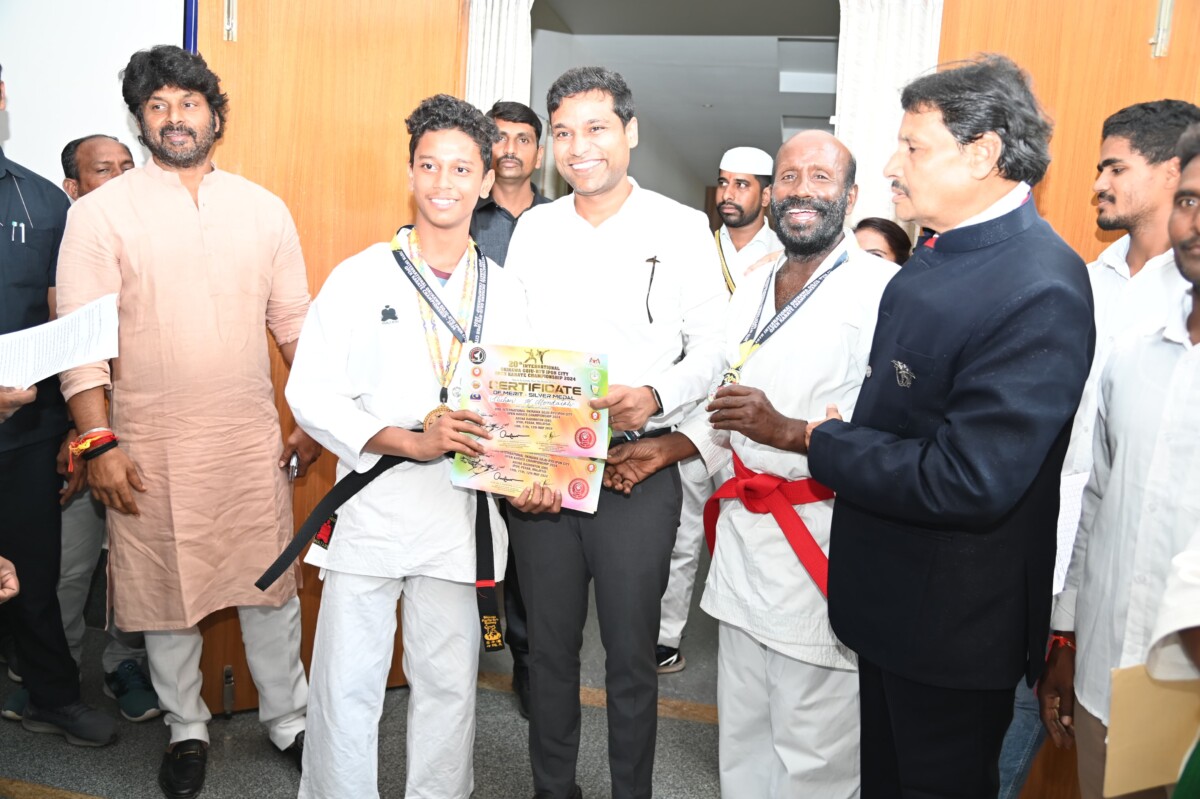 Karate Competitions : కరాటే పోటీలలో ఉత్తమ ప్రతిభ కనబర్చిన విద్యార్థులను అభినందించిన జిల్లా కలెక్టర్