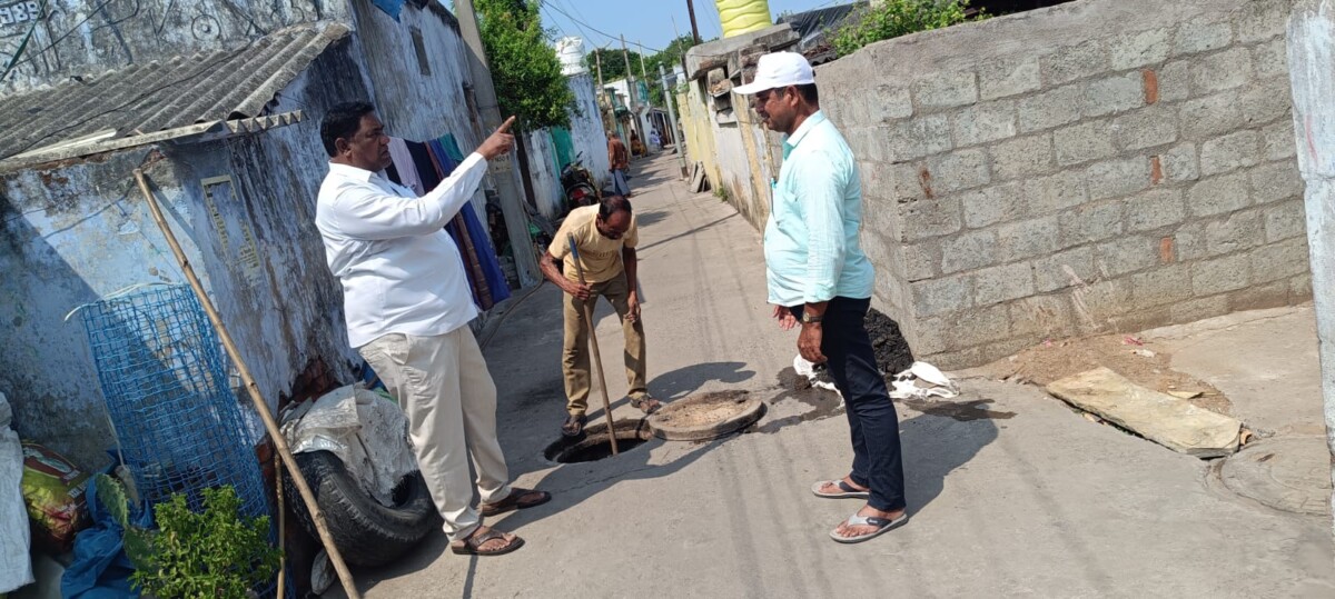 Soil Removal in Underground Drainage : 33డివిజన్ నిరంతర ప్రక్రియలో భాగంగా అండర్ గ్రౌండ్ డ్రైనేజీ లో మట్టి తొలగింపు..